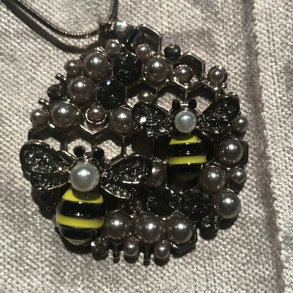 BEE HoneyComb Pendant Necklace NWOTS - Picture 3 of 12